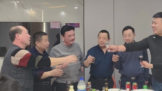 Levez le verre, rendez hommage à l'esprit de l'artisan, joignez-vous la main et embarquez pour un nouveau voyage ensemble.